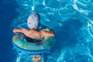 Une belle piscine chauffée pour en profiter toute l'année.
