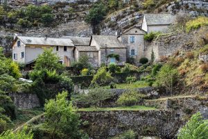 Séjournez en Lozère dans un camping 4 étoiles, offrant des hébergements modernes, des piscines et des animations familiales dans un environnement naturel.